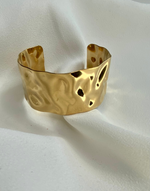 Afbeelding in Gallery-weergave laden, ATHENA Gold Textured Bangle Cuff Bracelet
