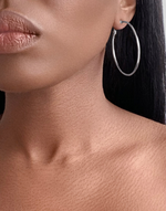 Carregar imagem no visualizador da galeria, CAIRO Clip-On Thin Small Hoop Earrings Silver
