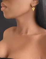 Carregar imagem no visualizador da galeria, AMOR Huggie hoop Earrings Gold
