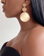 Carregar imagem no visualizador da galeria, AGA Clip-On Earrings Triple Circle Teardrop Gold
