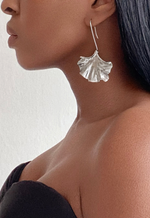 Afbeelding in Gallery-weergave laden, GINGKO Leaf Drop Earrings Silver
