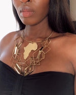 Video laden en afspelen in Gallery-weergave, AFRICA Large Gold Map Cuff Necklace Chain

