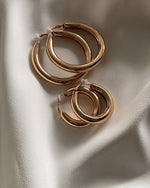 Carica e avvia il video nel visualizzatore di galleria, CAIRO Small Clip-On Hoop Earrings Gold
